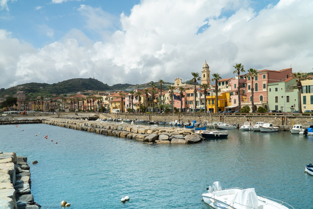 Riva Ligure, bimba cade in mare: salvata da un pediatra che era in spiaggia e dal bagnino