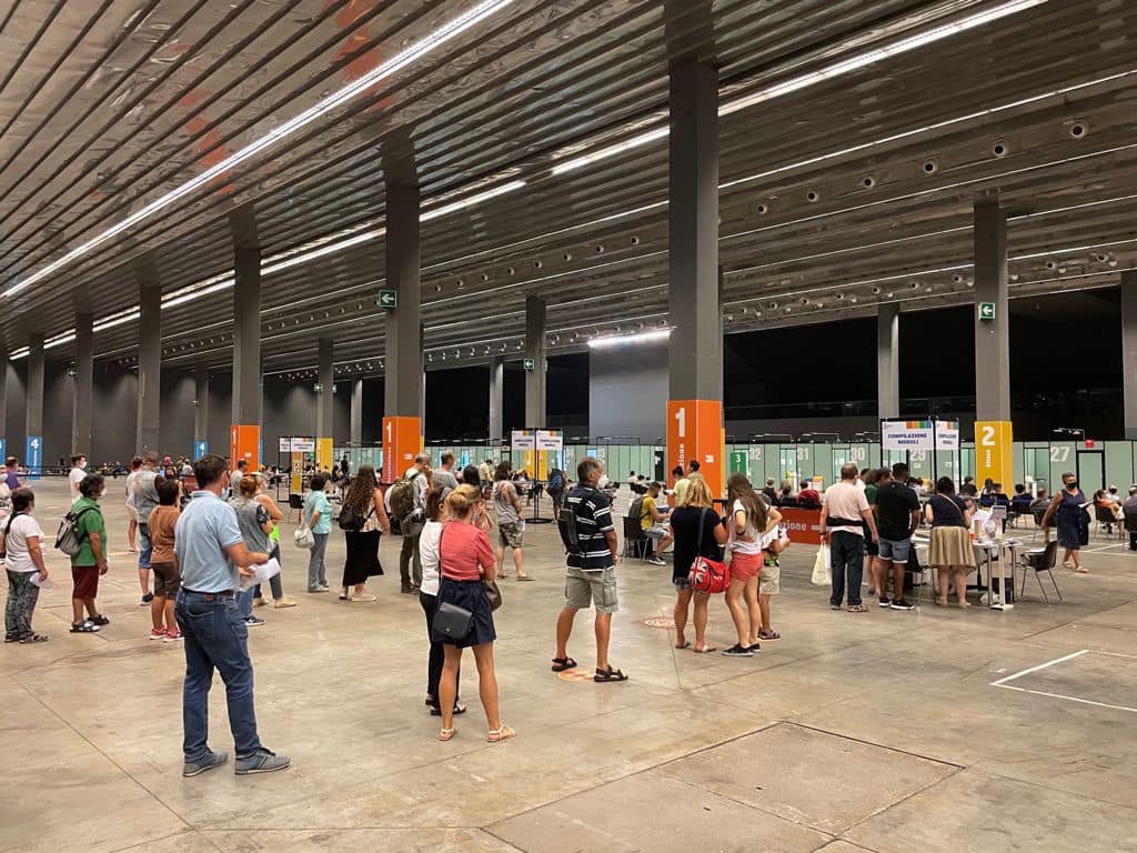 Vaccini Genova, annullata l'Open Night alla Fiera: rimandata a martedì