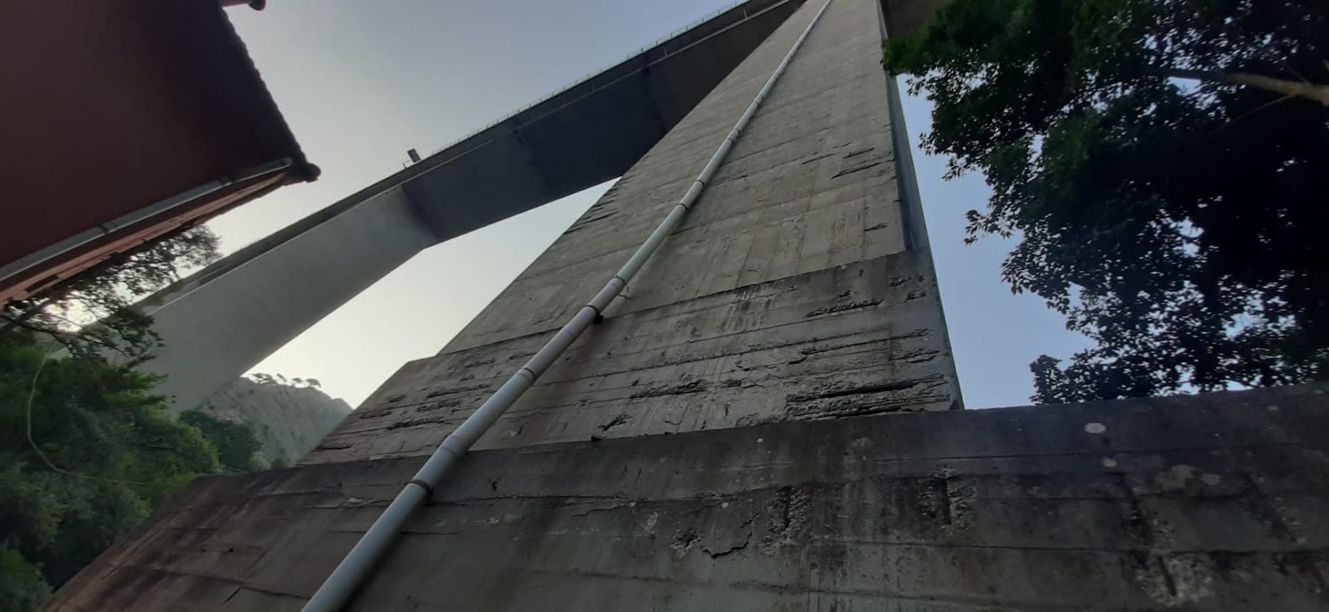Nervi, cadono calcinacci dal viadotto della A12