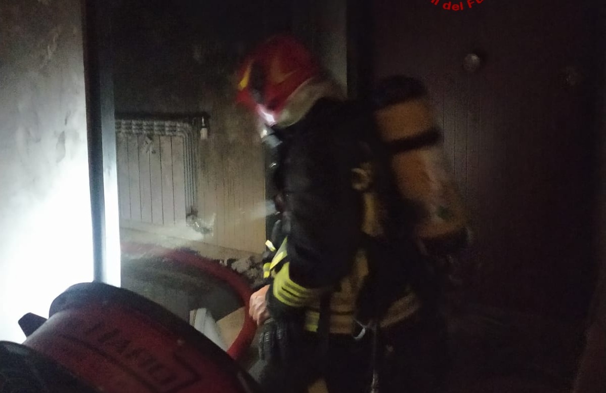 Genova, incendio in via dei Sansone: muore un 79enne, due intossicati