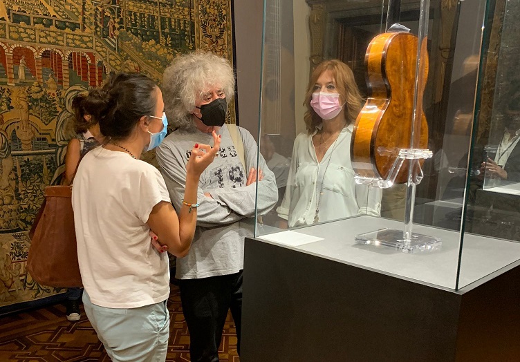 Genova, Branduardi in visita al Cannone di Paganini a palazzo Tursi