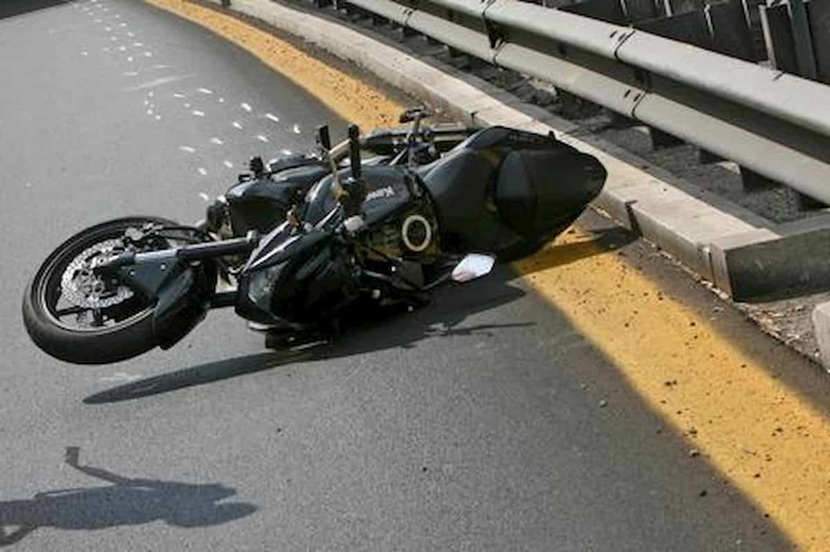 Pisa, ligure di 51 anni cade dalla moto e muore: forse un malore alla guida