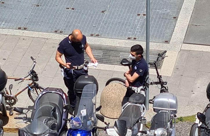 Diano Marina, giocoliere crea assembramento in piazza: multa da 400 euro