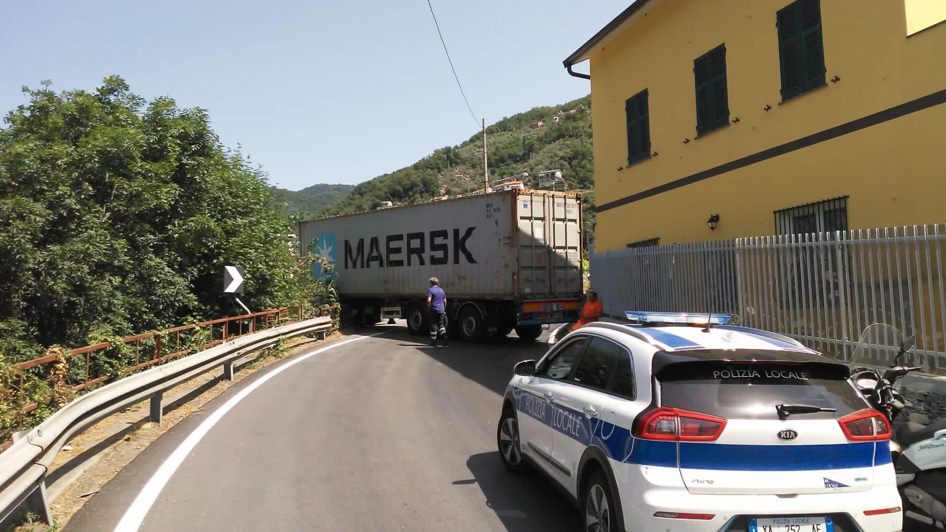 Uscio, tir resta bloccato sulla strada provinciale: traffico in tilt