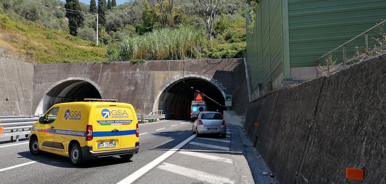 A12, principio d'incendio su un'autocisterna: 9 chilometri di coda fra Recco e Chiavari