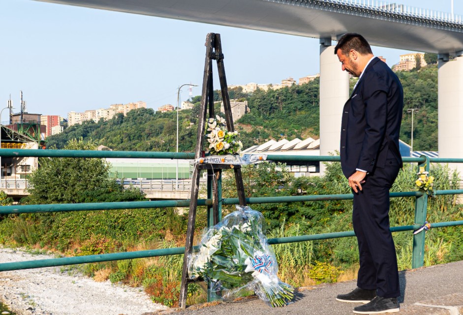 Sampdoria, D'Aversa depone 43 rose bianche in memoria delle vittime del Morandi