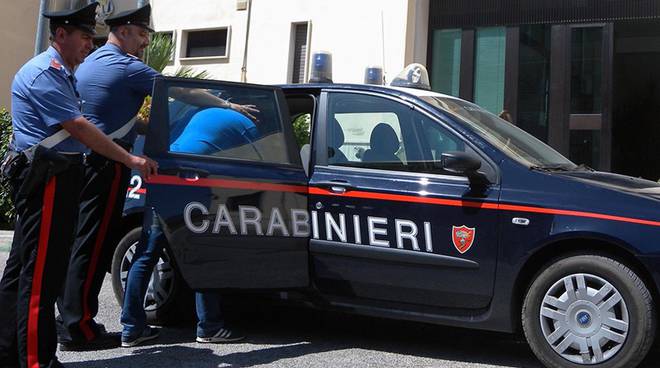 Cairo Montenotte, disarma un carabiniere e gli spara: solo sfiorato il militare
