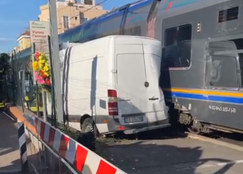 Scontro treno-furgone a Loano, Cgil: "Raddoppio ferrovia Finale-Andora non più rinviabile"
