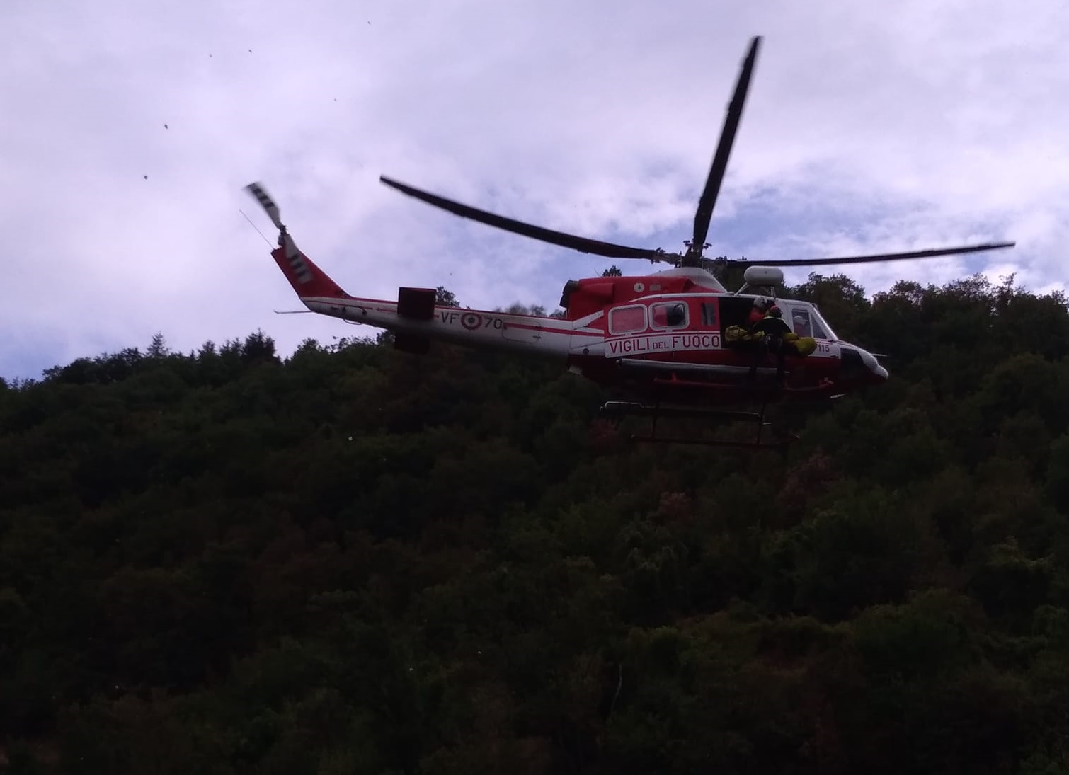 Auto vola per 20 metri in una scapata, anziani incastrati nelle lamiere a Neirone