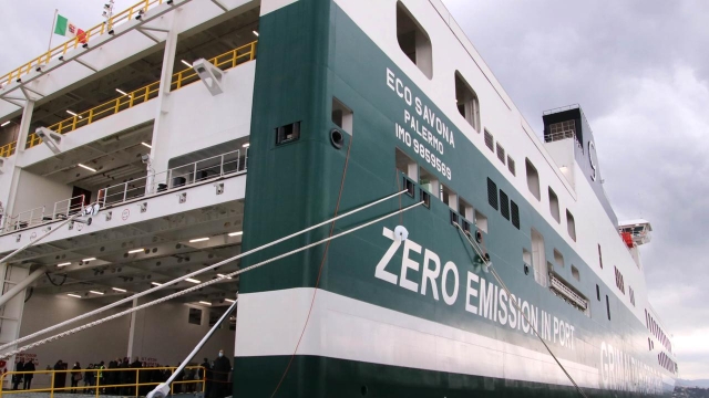 Savona, scoperti 5 migranti nascosti in un tir per imbarcarsi e lasciare l'Italia