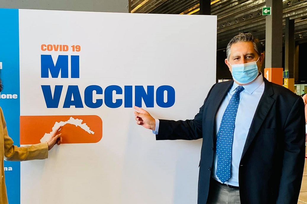 Covid, Toti si appella al centrodestra: "Non è il momento di strizzare l'occhio ai no vax"