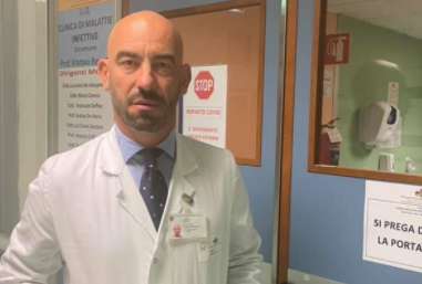 Mascherine in classe, Bassetti: "Toglierle adesso sarebbe imprudente"