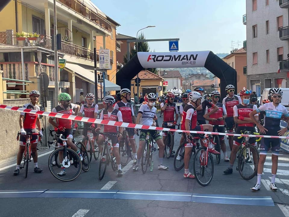 Carcare, auto ignora i divieti e travolge 5 ciclisti alla Granfondo: due sono gravi