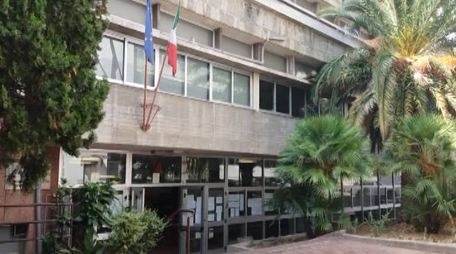 Imperia, dipendente a scuola senza green pass: interviene la polizia