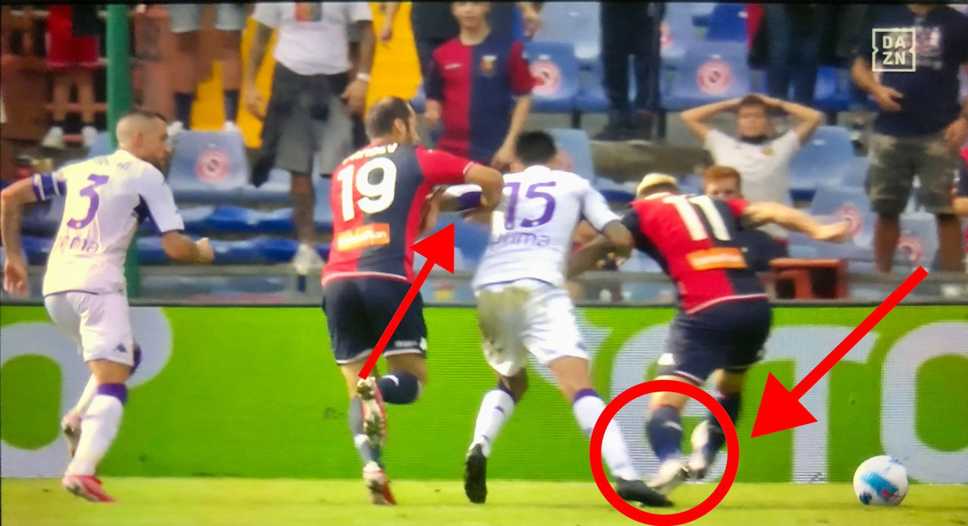 Genoa-Fiorentina: Pulgar sgambetta Behrami in area, rigore negato da Marinelli?