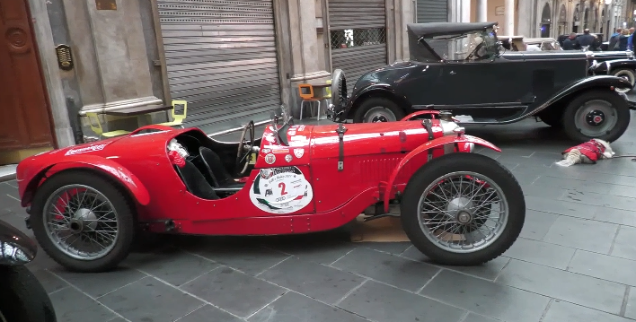 Genova, annullato il Circuito della Superba per maltempo: le auto in Galleria Mazzini 
