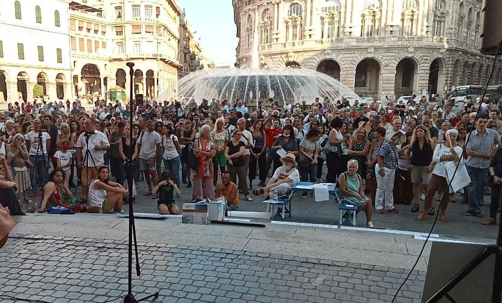 Genova, insulta e spintona un poliziotto durante la manifestazione no green pass: arrestato
