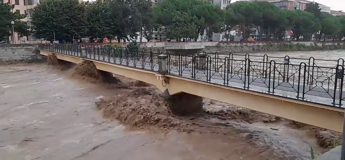 Allerta rossa prolungata a Genova e Savona fino alle 6 di martedì