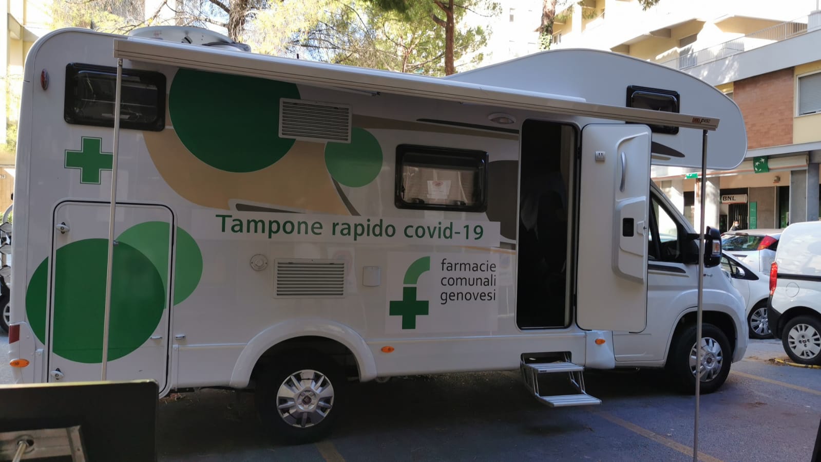 Genova, tamponi sul camper davanti alle farmacie