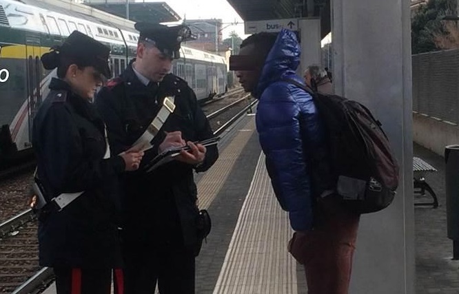 Savona, sul treno senza permesso di soggiorno rapina e aggredisce macchinista e capotreno
