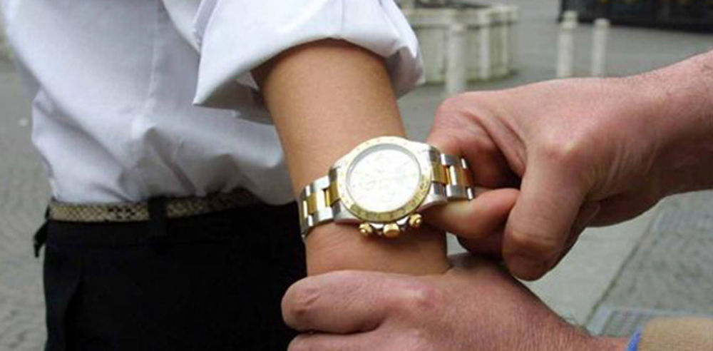 Cogoleto, arrestata la donna che aveva sfilato un Rolex ad una signora