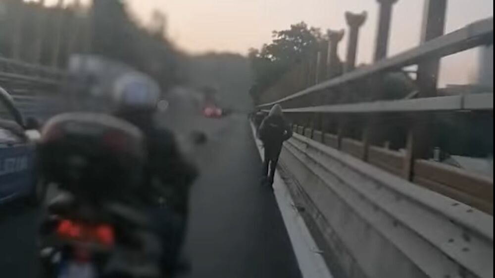Migranti a piedi lungo l'autostrada A10 tra Varazze e Arenzano 