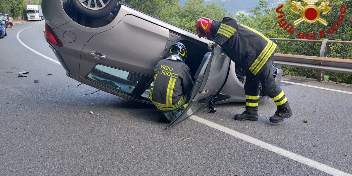 A7 e A12, due auto si ribaltano in autostrada: 4 feriti tutti in modo lieve