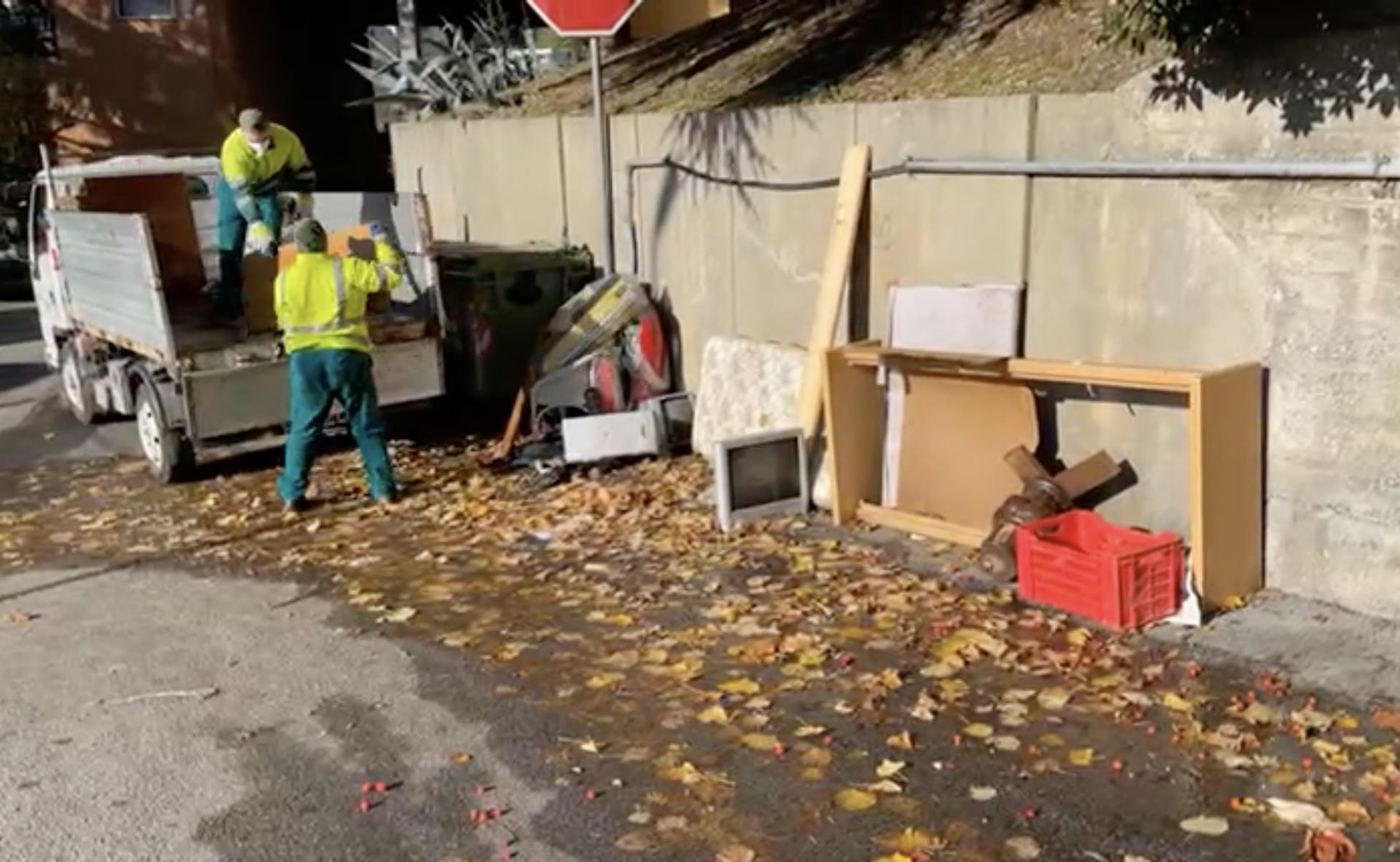 Rifiuti ingombranti abbandonati, un problema di decoro e inquinamento per la città
