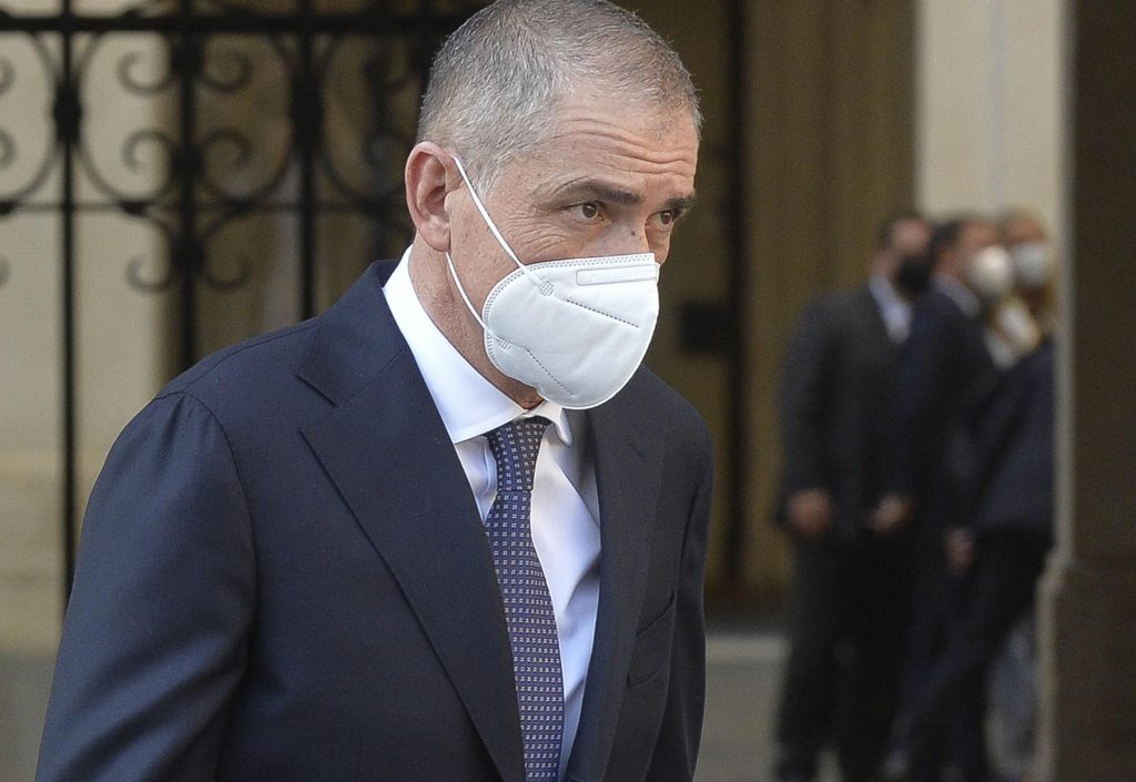 Costa: "Bisogna agire: anticipare la terza dose e green pass valido 9 mesi"