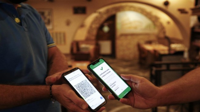 Super Green Pass già in zona bianca. Niente alberghi, bar e palestre per i No Vax