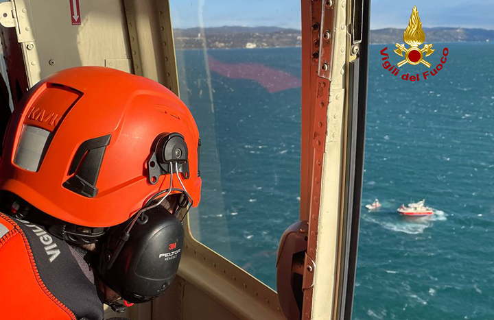 Moneglia, rocciatore trascinato in mare da un'onda improvvisa: il corpo sparisce tra le onde