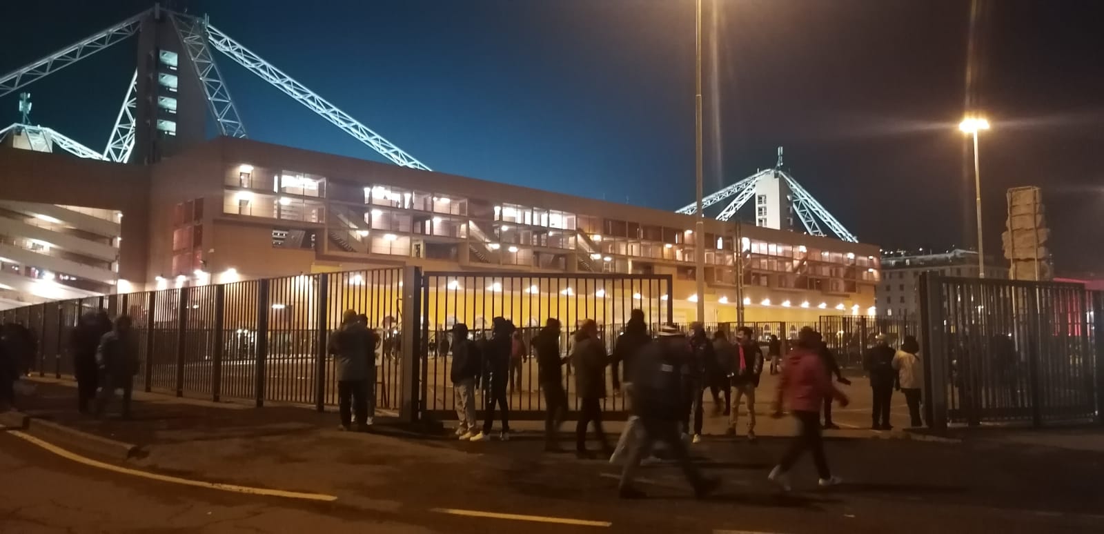 Genova, risse fra tifosi di Genoa e Samp: 73 anni complessivi di Daspo a 18 ultras