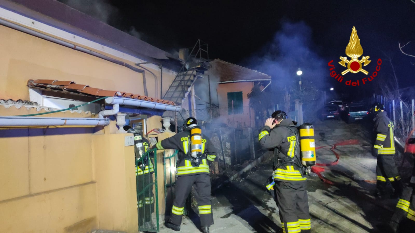 Genova, va a fuoco una baracca in legno a Rivarolo: chiusa l'A7 dopo la galleria del Garbo