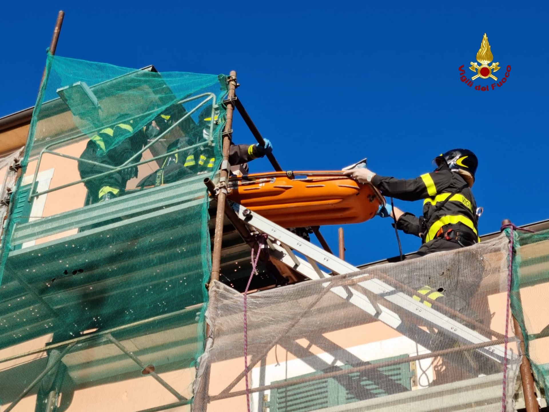 Lerici, vigili del fuoco devono calare la barella dalla finestra e usare la scala come uno scivolo