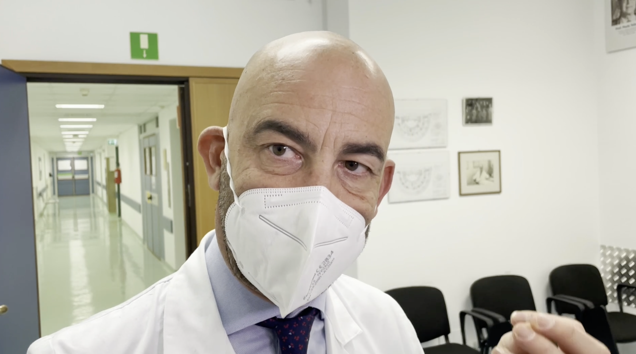 Covid, Bassetti: "Durante le festività facciamoci un regalo e vacciniamoci"