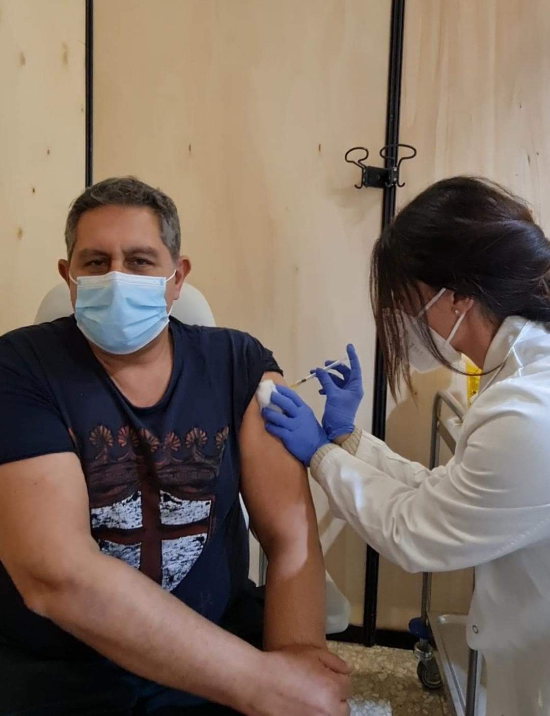 La terza dose di Toti: "Unica arma per sconfiggere il Covid" 