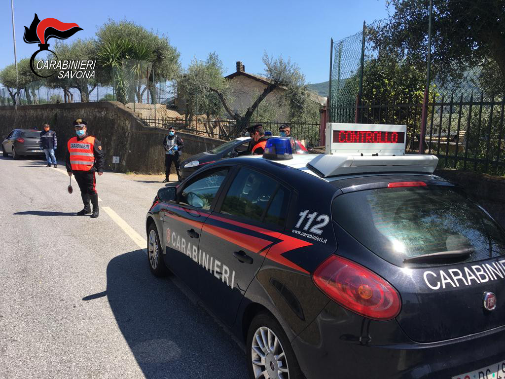 Ceriale, tentano di rapinare un negozio e vengono arrestati: a casa avevano armi e banconote false