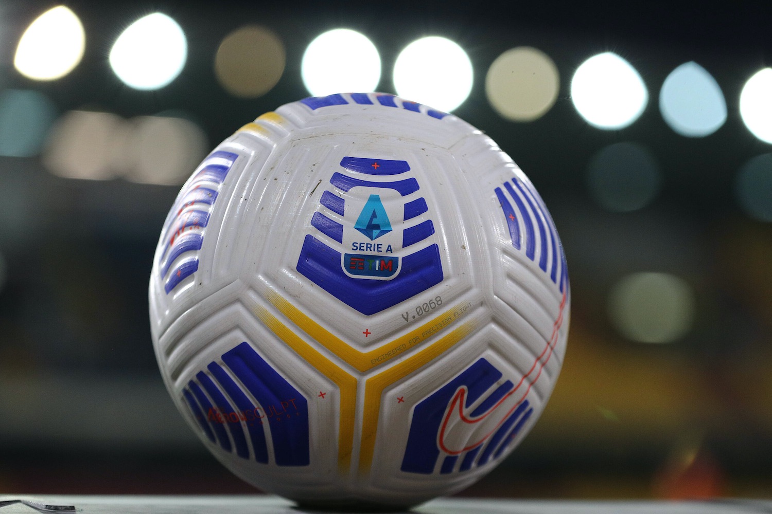 Serie A, ecco il protocollo anti-covid della Lega: in campo con 13 giocatori a disposizione 