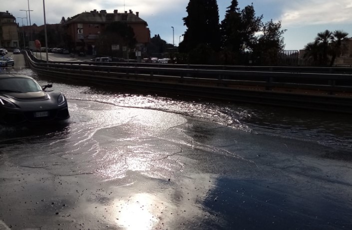 Genova, tubo rotto in corso Europa: strada allagata