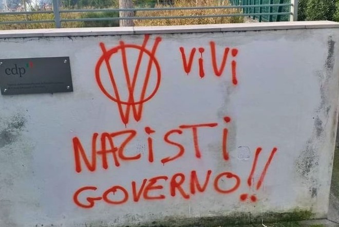 Camporosso, scritte no vax all'hub vaccinale: "Draghi stupratore dei diritti"