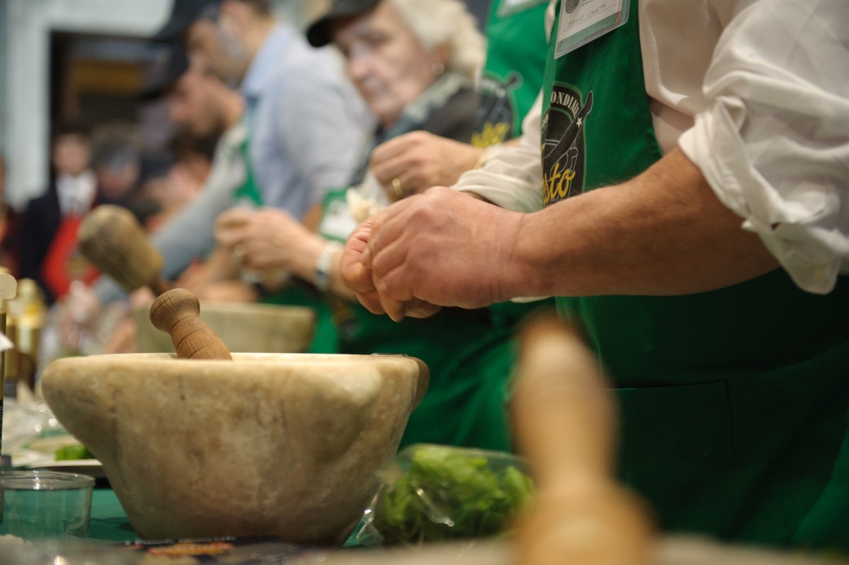 Genova, finalissima del campionato mondiale di pesto al mortaio rinviata a giugno 