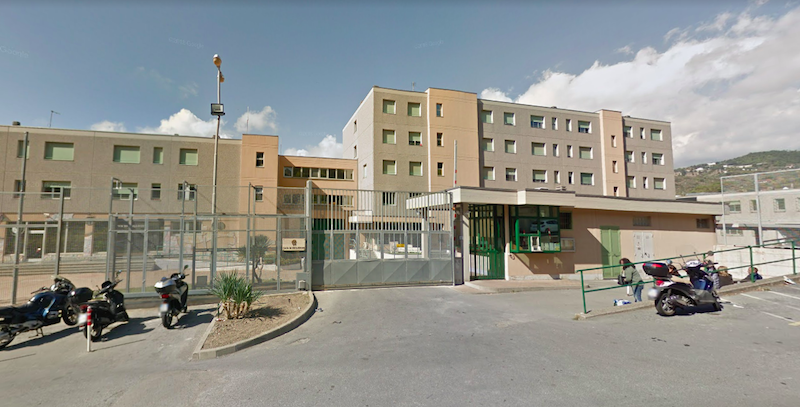 Imperia, detenuto ingoia bulloni e viti poi aggredisce un medico del pronto soccorso con delle forbici
