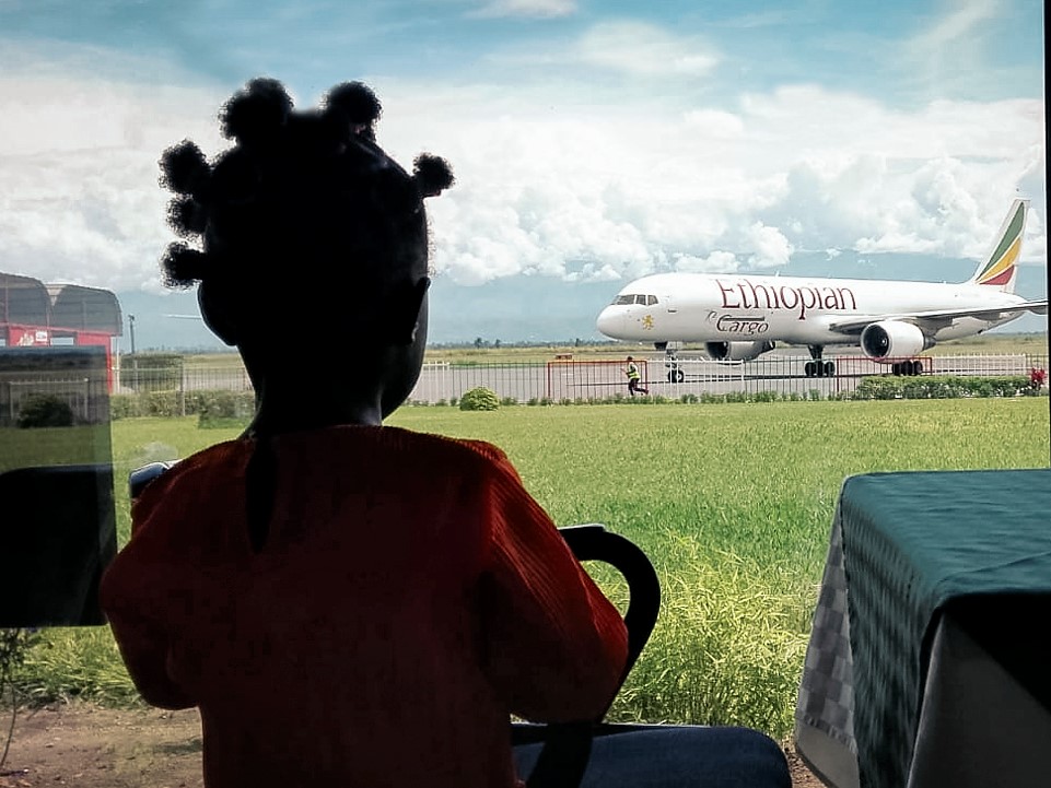 Flying Angels, 10 anni di voli salvavita per 2200 bambini in giro per il mondo 