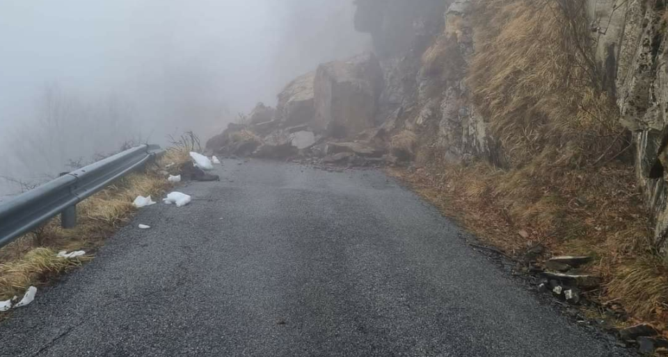 Torriglia,  frana a Pentema:  dieci anziani isolati