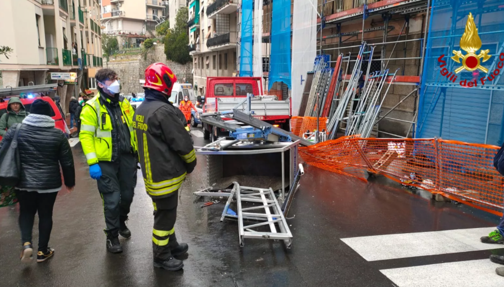 Genova, precipita un grosso carrello da un ponteggio. Operaio in salvo