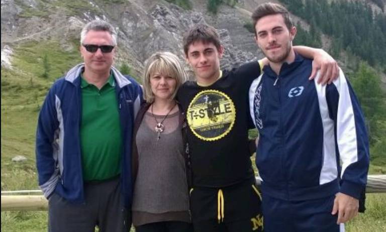 Genova, Alessio e Simone Scalamandré condannati a 21 e 14 anni: nel 2020 uccisero il padre violento