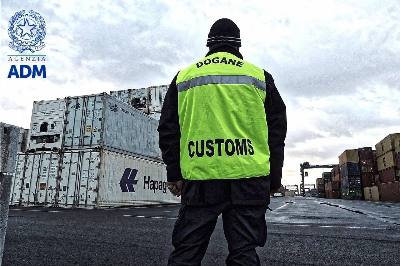Genova, 7 tonnellate di garze cinesi spacciate per "Made in Italy": sequestro in porto a Pra'
