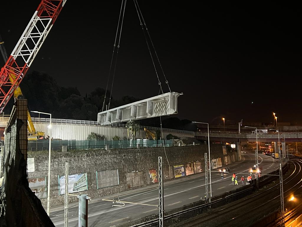 Genova, prima notte di smontaggio del cavalcavia in via Siffredi a Cornigliano