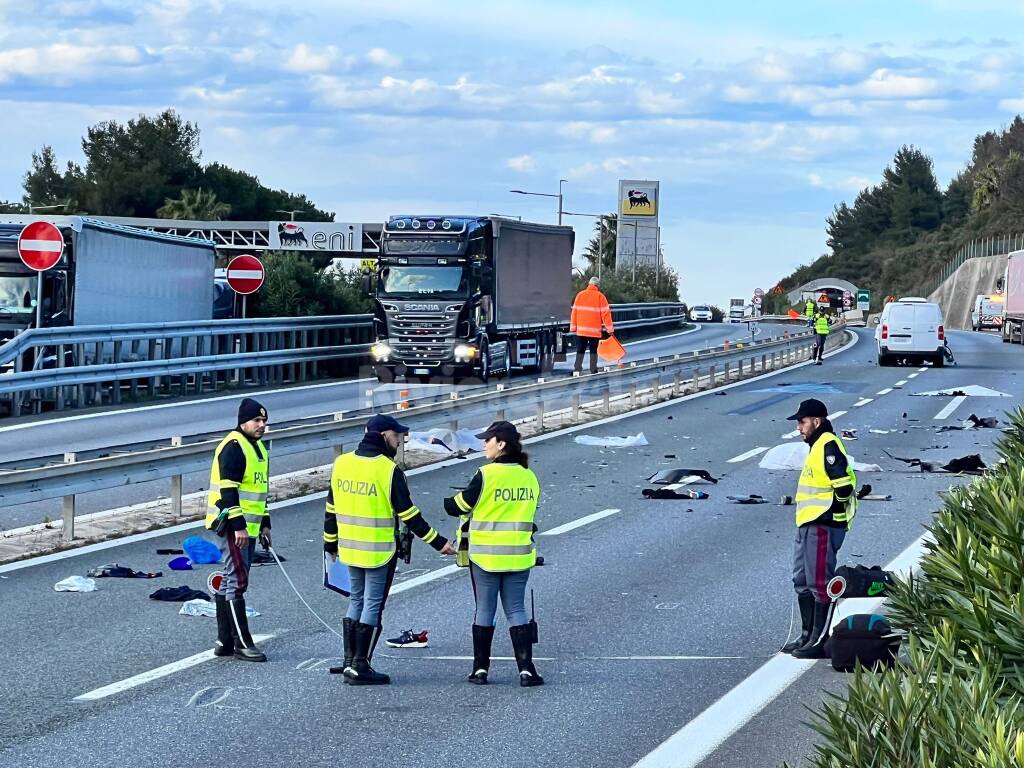Migranti morti in autostrada, il vescovo di Ventimiglia: "Francia, basta discriminazioni"