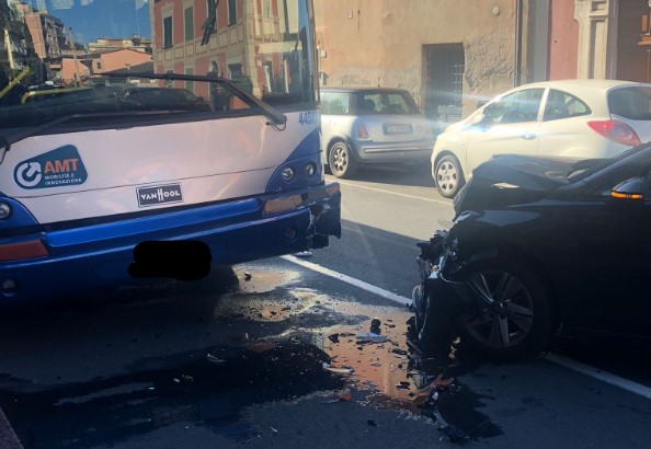 Pieve Ligure, auto contro bus: quattro persone all'ospedale